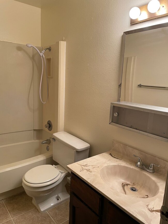 Building Photo - Move in ready!