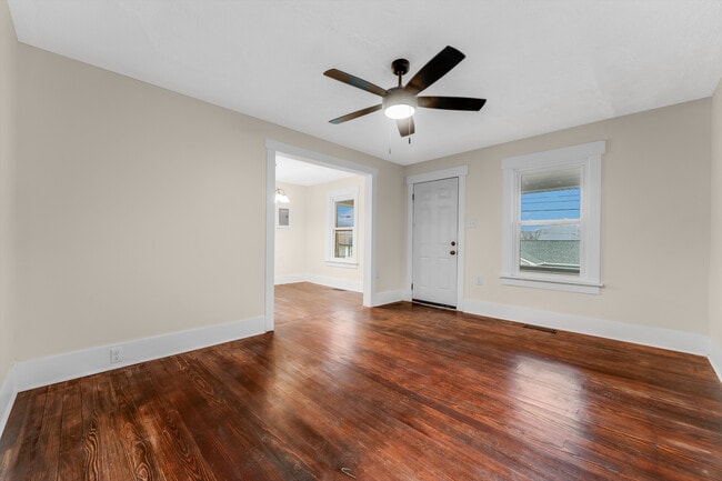 Building Photo - 911 Montrose Ave