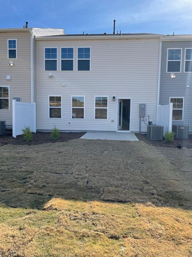 Building Photo - **OFFERING REFUNDABLE APPLICATION FEES** Stunning Newly Built 3BD, 2.5BA Raleigh Townhome in an H...