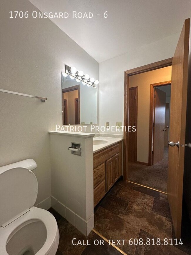 Building Photo - 2 bedroom/ 1 bath apartment in Madison, WI