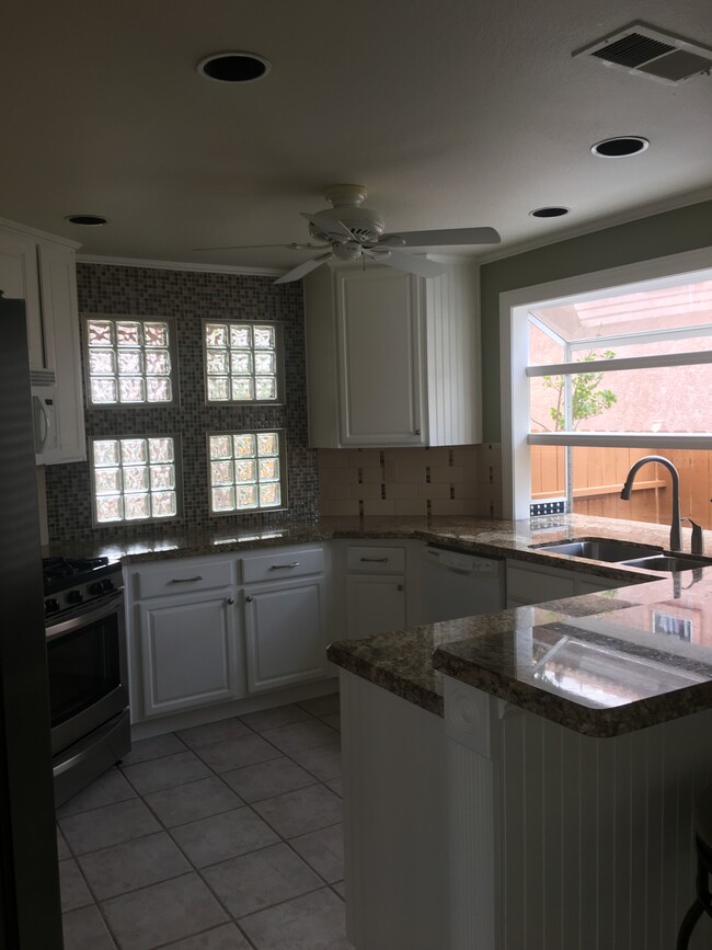 Kitchen with granite counter tops and breakfast bar - 1692 Avenida Guillermo