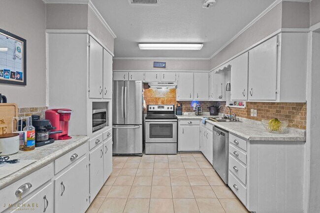 Building Photo - 5520 Knollcrest Dr