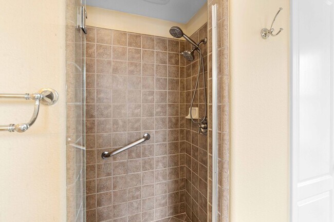 Building Photo - Spacious 3 Bedroom, 3 Bathroom Home with P...
