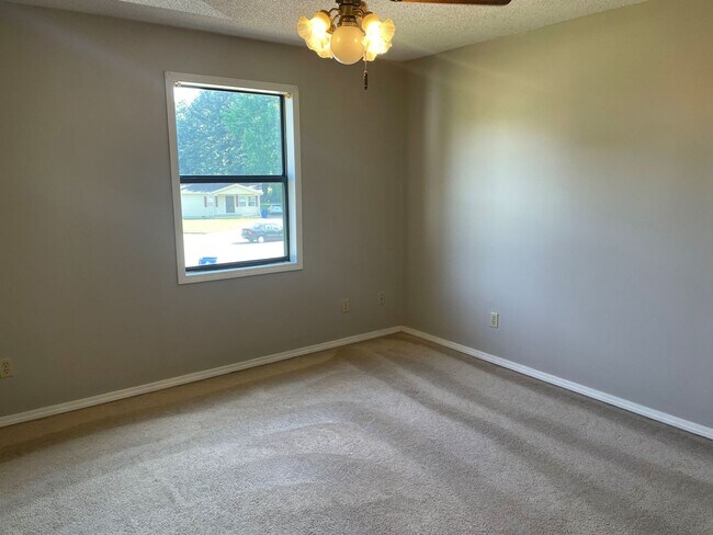 Building Photo - 121/123 Ivie