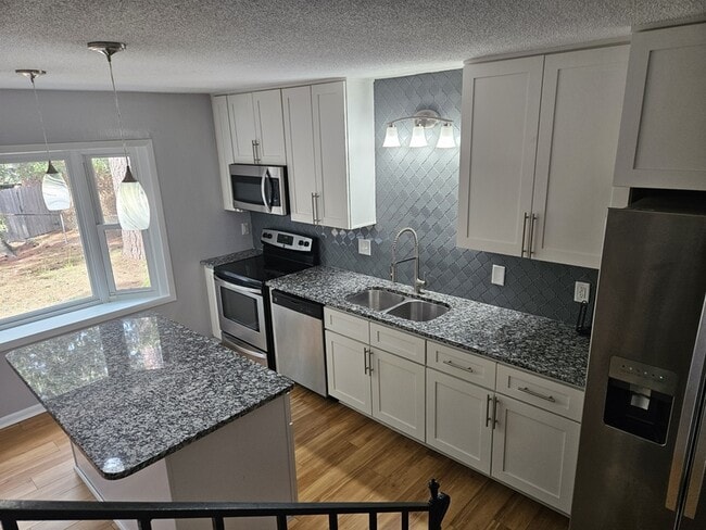 Building Photo - 402 Lotus Dr