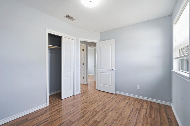 Building Photo - 1741 Pasadena Dr