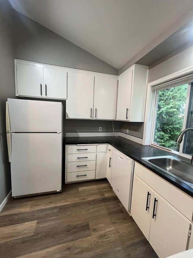 Building Photo - 2-Bedroom 1 1/2-Bathroom townhouse style d...