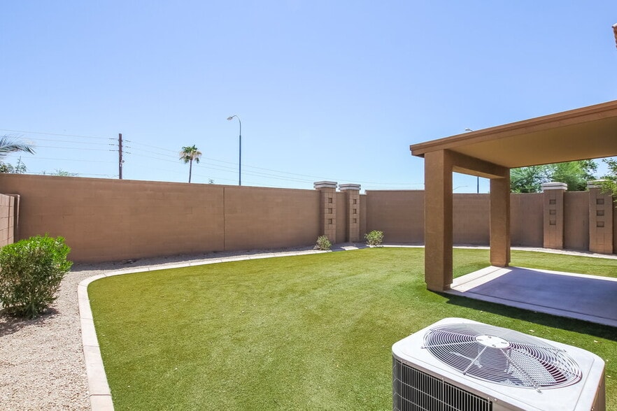 Building Photo - 12471 N 75th Dr