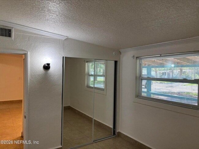 Building Photo - 1824 Brookview Dr S