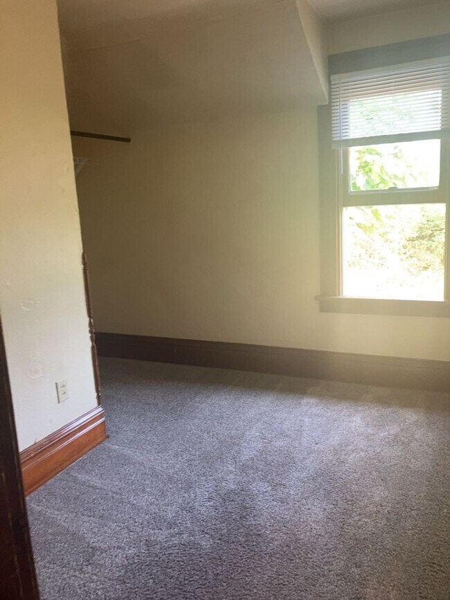 Building Photo - 5 bedroom, 2 bath home available in York neighborhood!