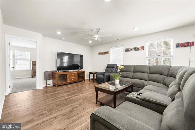 Building Photo - 114 Petal Dr