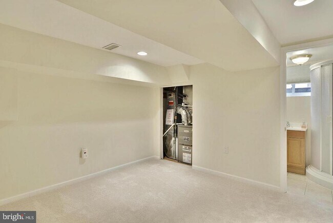 Building Photo - 717 Hillsboro Dr