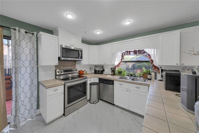 Building Photo - 15060 SW 49th Ln