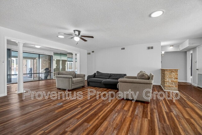 Building Photo - 8 Manor Dr