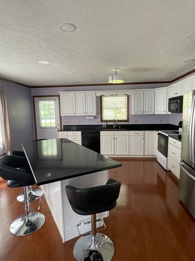 Building Photo - Three-Bedroom Two Bath Townhome in Charleston Cross Lanes Area