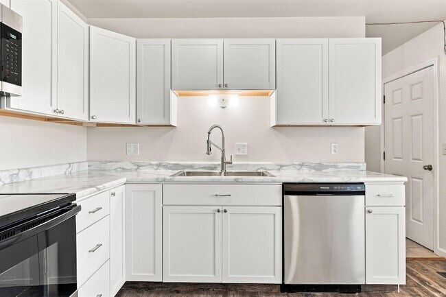 Building Photo - 7123 Strawberry Dr