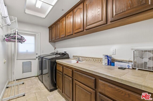 Building Photo - 6003 County Oak Rd