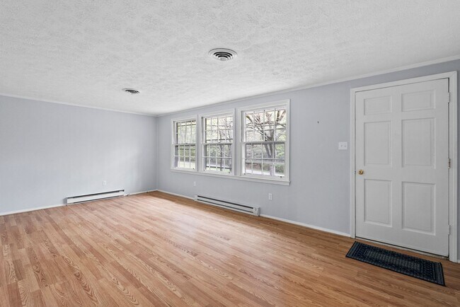 Building Photo - Updated 3-Bedroom Home on Quiet Street in Charlotte Court House!