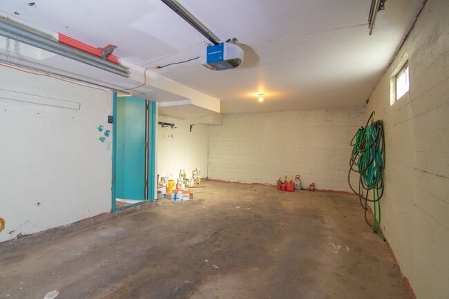 Building Photo - ***MOVE IN SPECIAL 1/2 OFF FIRST FULL MONTH'S RENT***  3 Bed 1.5 Bath Home in Shadle neighborhood...