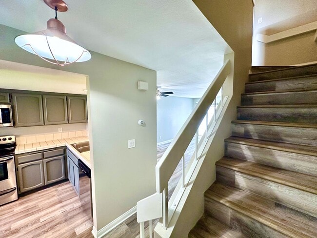 Building Photo - FOR RENT: 2Bd/1.5Ba Upgraded Townhome In T...