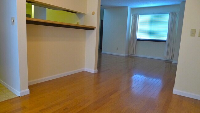 Building Photo - 1602 Lyndhurst W Dr
