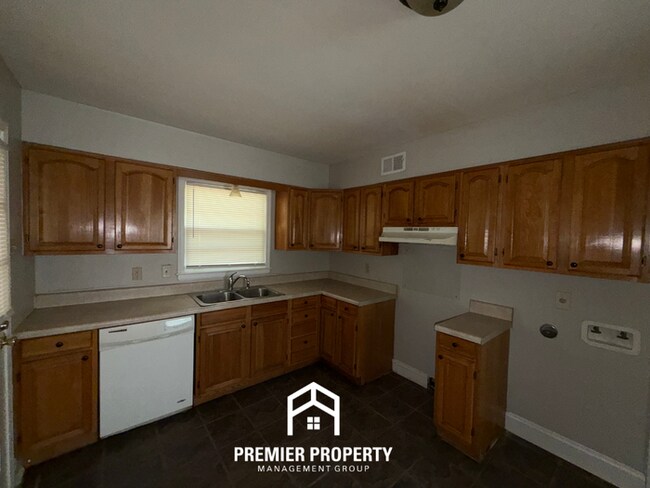 Building Photo - Charming 3BR/2BA in High-Demand 38117 | Hardwood Floors & Fenced Yard