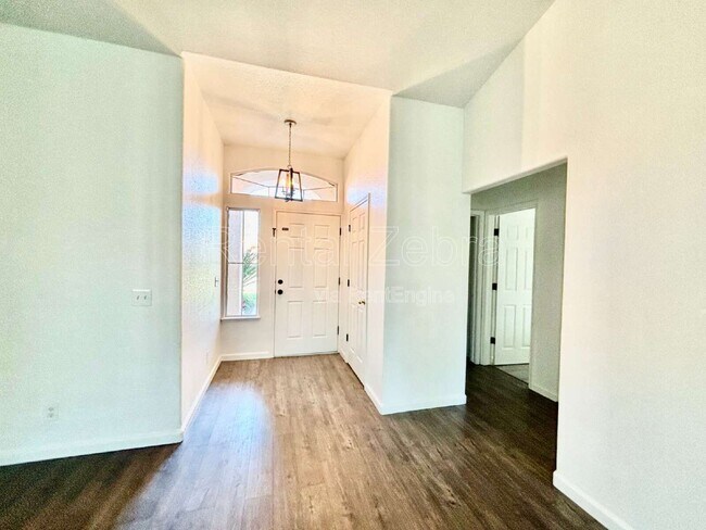 Building Photo - 736 Redwing Dr