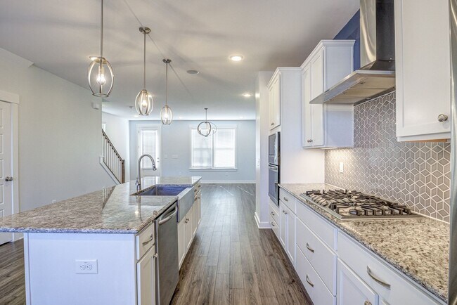 Building Photo - Corner Townhome with Roof Top Deck in Down...