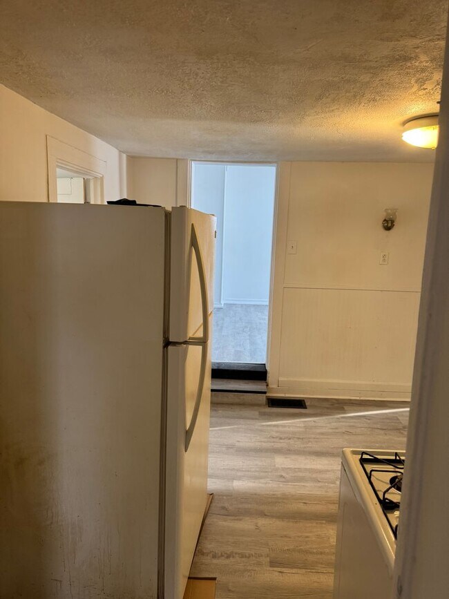 Building Photo - 2 bedroom 1 bath single family home. Freshly painted with new flooring .