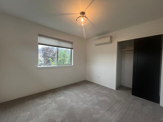 Building Photo - Contemporary 3/2.5 Talent home in Central Location | Available Now