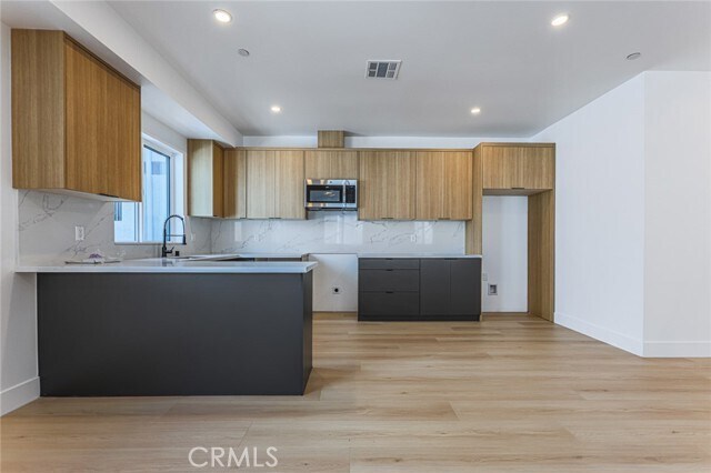 Building Photo - 1237 N Orange Dr