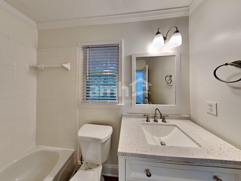 Building Photo - 403 Pine Grove Way