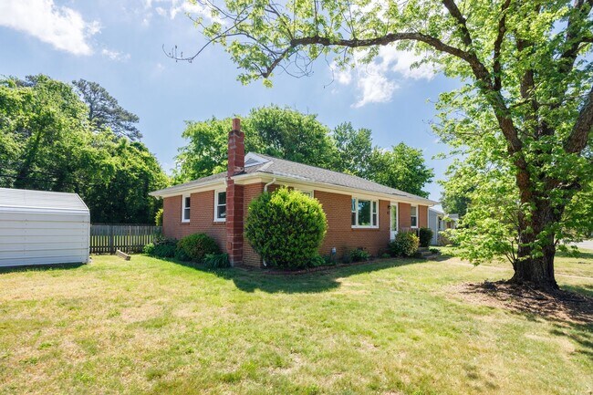 Building Photo - Beautiful 2 Bedroom Corner Lot Property Near Forest Hill Ave ***Available May 2026***