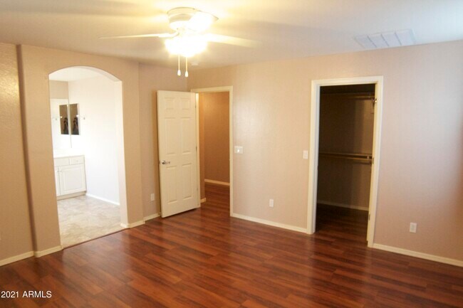 Building Photo - 2732 E Canyon Creek Dr