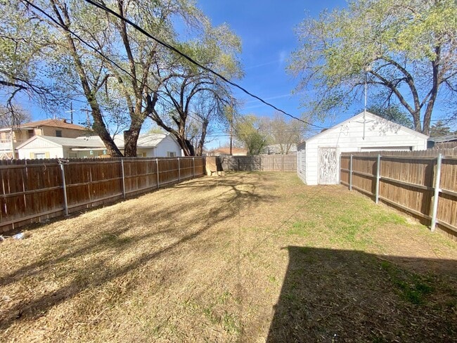 Building Photo - Larger 2 bed 1 bath cute cottage now avail...