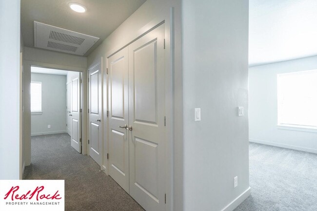 Building Photo - Charming 2 Bedroom End Unit Condo - Pet Friendly!