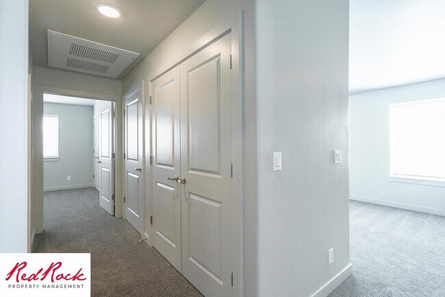 Building Photo - Inviting 2 Bedroom End Unit Condo - Pet Friendly!