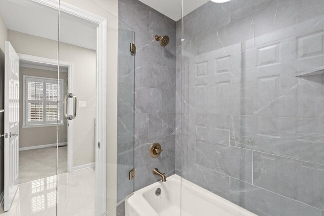 Building Photo - 236 Chippendale Cir