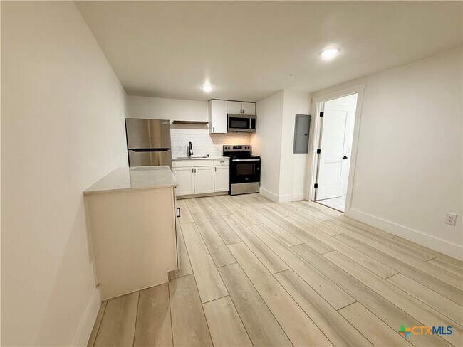 Building Photo - 2204 W San Antonio St