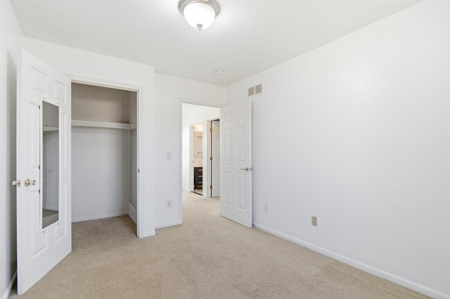 Building Photo - 3084 Village Cir