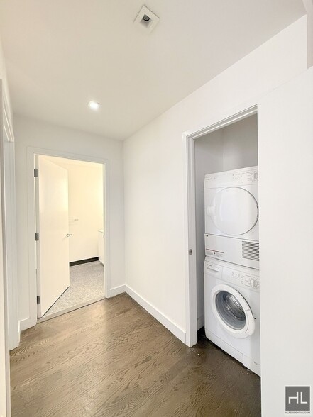 Building Photo - NO FEE 2 bed 2 bath with laundry in unit. | 21st floor | upper west side.