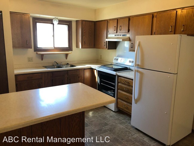 Building Photo - 604 N Walnut Ave