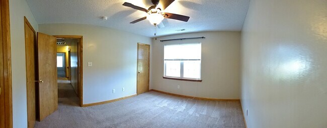 Building Photo - 3 BR w/ Bonus Room Minutes to MCAS!