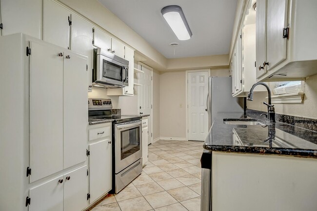 Building Photo - 921 Holiday Dr