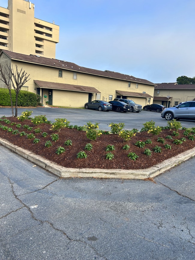 Building Photo - 200 Parma Dr