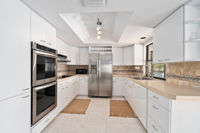 Building Photo - 130 Queen Catherina Ct