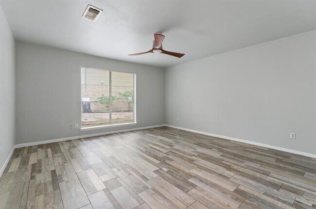 Building Photo - 3710 Fernview Dr