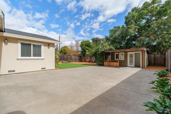 Building Photo - 996 Simmons Ln