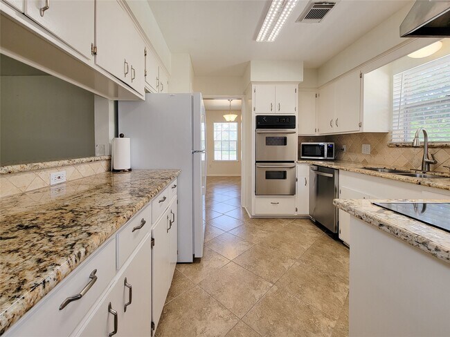 Building Photo - 2115 Forest Oaks Dr