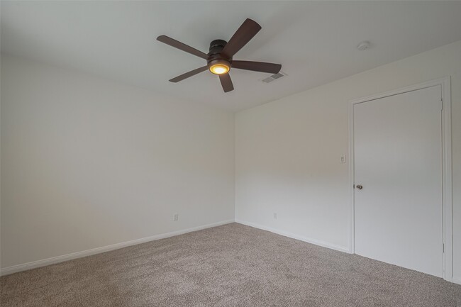 Building Photo - 605 Sorrento Dr